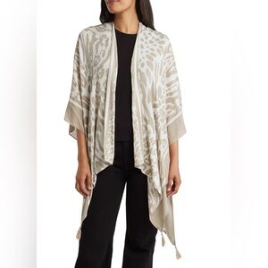 NWT Vince Camuto Animal Print Topper Taupe One Size